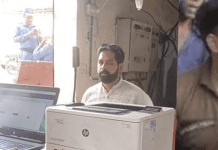 گالیاں نکالنے والے پاگل کانسٹیبل نے ڈرائیونگ لائسنس بنوالیا