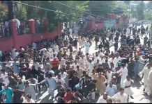 آزاد کشمیر میں مہنگائی’ بجلی کے بلوں میں اضافے کے خلاف احتجاج، مظاہرین کا پولیس کے درمیان تصادم، آزادی چوک میدان جنگ گیا